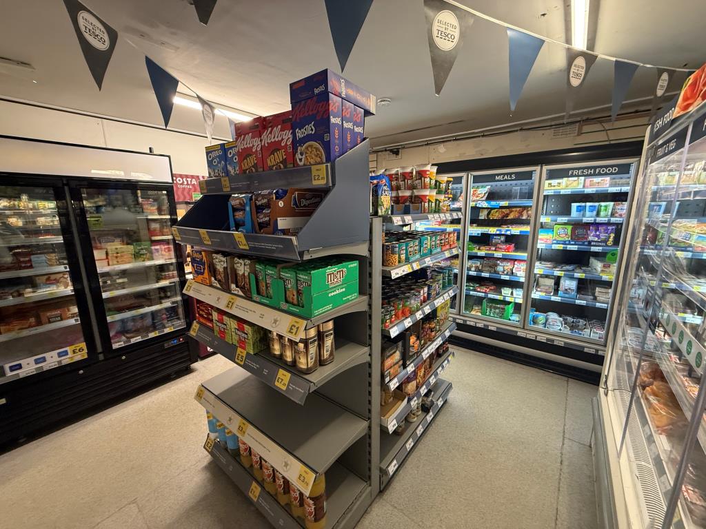 Lot: 98 - FREEHOLD CONVENIENCE STORE INVESTMENT AND VACANT SEVEN-BEDROOM HOUSE FOR REFURBISHMENT - Shop